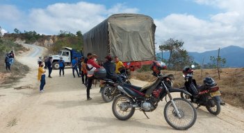 Campesinos bloquean la carretera que conduce hacia el relleno sanitario regional de la Madera del municipio de Ocaña. 