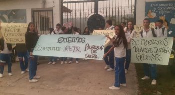 Estudiantes del colegio artístico Rafael Contreras Navarro de Ocaña adelantan una jornada de protesta.