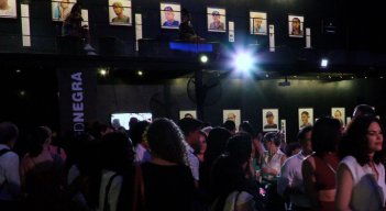 Con una flor, fotógrafa cubana cuestiona estereotipos masculinos