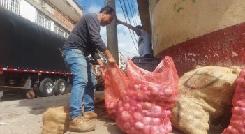 Los minoristas esperan una conciliación con la administración municipal para evitar el desalojo de los andenes, mientras buscan un local./Foto Javier Sarabia.