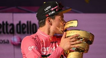 Primoz Roglic celebra con el trofeo del Giro de Italia (Foto: Alberto PIZZOLI / AFP)