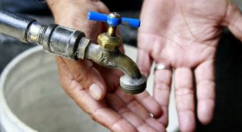 Rosarienses exigen que el servicio de agua llegue con más frecuencia. / Fotos: Archivo 