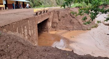 El gremio transportador expresó su preocupación por la disminución en la demanda de pasajes. En la foto, un tramo de puente colapsado./Fotos Cortesía.