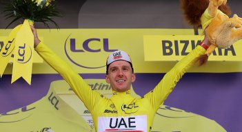 Adam Yates se impuso en la primera etapa del Tour