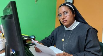 La hermana Mónica censura la actitud de los delincuentes y pide que no se aprovechen de las necesidades de los adultos mayores. / Foto: Javier Sarabia/ La Opinión