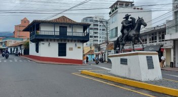 A la entrada del parque de San Agustín se aprecia la estatua del legendario encomendero español Antón García de Bonilla./ Foto: Cortesía.