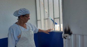 Los vándalos forzaron la chapa y rompieron vidrios para ingresar al plantel educativo dejando sin almuerzo a 113 menores de edad. / Foto Cortesía