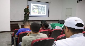 El grupo Gaula entregó recomendaciones a los comerciantes para mitigar la extorsión y el secuestro./Fotos Cortesía