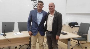 Juan Pablo Salazar Torres junto a Ramón Tirado Morueta, director del Doctorado en Ciencias Sociales y de la Educación, y tutor de su tesis doctoral./ Foto: Cortesía / La Opinión 