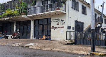 Adultos mayores duermen en una esquina de la Avenida Lucio Oquendo. Foto Anggy Polanco / La Opinión 