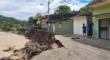El río Torbes se llevó la carretera de El Corozo, vía alterna a la Troncal 5./ Fotos Anggy Polanco/La Opinión.