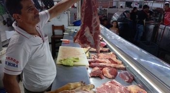Para los expendedores la medida no aseguraría bajar el precio de la carne al consumidor/Foto Orlando Carvajal/La Opinión