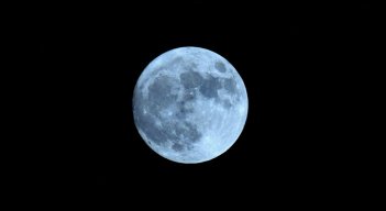 Superluna azul en Guwahati, India. Foto: Biju Boro / AFP.