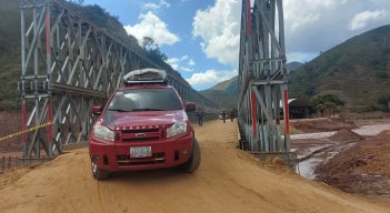 El paso de carros livianos por el puente de El Tarrita se hace de manera lenta por un terraplén provisional mientras se construye el definitivo. / Foto Javier Sarabia/La Opinión