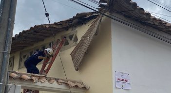 Las lluvias han ocasionado el desplome de la parte lateral de los techos donde está ubicada la biblioteca pública Luis Eduardo Páez Courvel./Fotos Cortesía.