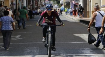 La disposición prohibió la circulación y parqueo de vehículos en el horario comprendido entre las 7:00 de la mañana y 6:00 de la tarde. / Fotos La Opinión