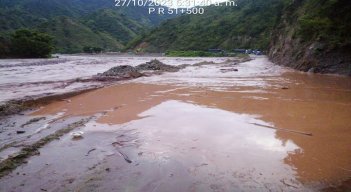 Así amaneció ayer la carretera de El Tarrita, donde recién se habilitó el paso por el puente metálico. /Foto:Cortesía.