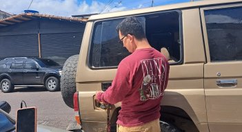Vehículos se quedan varados en calles de San Cristóbal por falta de gasolina. Foto Anggy Polanco / La Opinión 