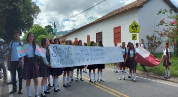 Estudiantes cerraron la carretera Ocaña-Cúcuta para exigir el transporte escolar. / Foto: Cortesía.