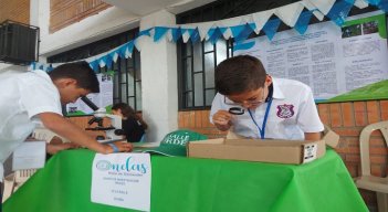 Niños de la institución educativa La Salle integran los semilleros de investigación para conservar los humedales./Foto La Opinión