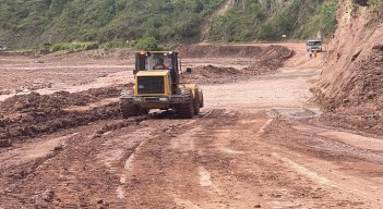 En medio de la fuerza de la naturaleza avanza la recuperación de tramo afectado por la avalancha. / Foto Cortesía