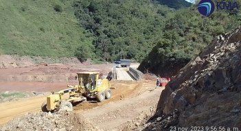 En medio de las dificultades por factores climáticos avanzan los trabajos en los accesos a los puentes metálicos./ Foto: Cortesía