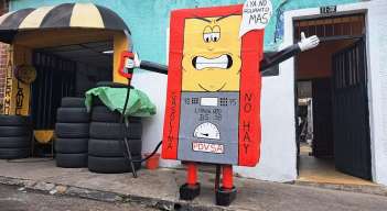 Un surtidor de combustible molesto, el año viejo de la comunidad de La Concordia en San Cristóbal. Fotos Anggy Polanco 