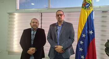 El alcalde San Cristóbal abordó temas de seguridad para los colombianos con el encargado de la oficina consular. Foto Anggy Polanco / La Opinión 
