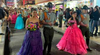 Las jóvenes fueron escoltadas por funcionarios de la Policía/ Foto: Cortesía