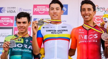 El paisa Alejandro Osorio, luce la medalla de oro y la camiseta de campeón nacional y lo acompañan; Sergio Higuita, subcampeón y Egan Bernal, tercero. (Foto cortesía FCC).