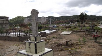 En el cementerio central de Ocaña se encuentra enterrado el tesoro del sacerdote Alejo María Buzeta y en torno a ese episodio se han tejido narraciones fantásticas.