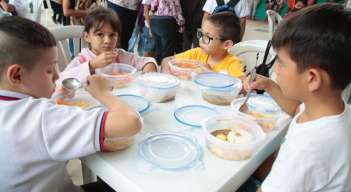 La modalidad de ‘comida caliente transportada (almuerzo)’ se convirtió en un modelo para otras regiones que han querido replicarlo./ Foto Cortesía / La Opinión