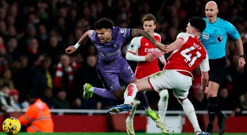 El Arsenal domina al Liverpool y agita la batalla por el título
