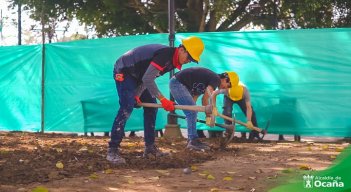 Trabajos de recuperación de las zonas verdes se adelantan en el parque principal de Ocaña./ Foto: Cortesía