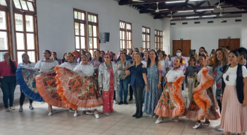 Mujeres colombianas y migrantes venezolanas tienen en las Escuelas Taller una alternativa para alcanzar la autonomía económica. 