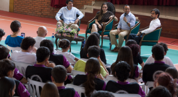 Egresados de la Universidad de Harvard dieron charlas a estudiantes de bachillerato sobre su experiencia en la reconocida institución. 