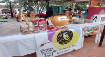 La feria se desarrolla en el parque principal y cuenta con la participación de 63 emprendedores de la región./ Fotos: Cortesía / La Opinión