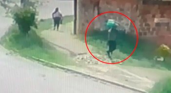 Este video mostraría al padrastro llevando el cuerpo del niño