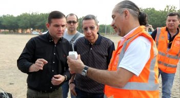 El director de Corponor, Humberto Camacho, dialoga con el técnico del Ideam sobre la prueba de los radiosondeos/Foto cortesía