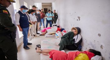 El defensor del Pueblo, Carlos Camargo Assis recorrió el centro de detención transitoria de Ocaña y evidenció el hacinamiento./ Foto Cortesía