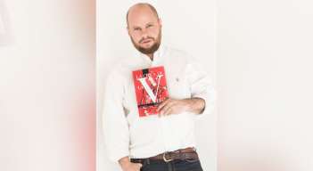 Escritor venezolano impulsa el valor de la mujer y la escritura a través de la enseñanza