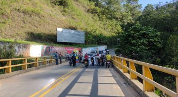 Los volqueteros piden que los tengan en cuenta al momento de tomar decisiones tan drásticas como impedirles el paso por la zona. /Fotos: Cortesía / La Opinión