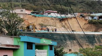 Los damnificados esperan las soluciones habitacionales y la culminación del muro./ Foto: Cortesía