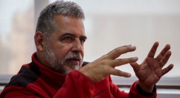 Mario Mendoza. 