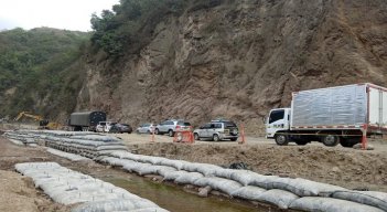 Los damnificados llegaron a la vía para quedarse hasta tanto no haya solución a la problemática/ Foto: Javier Sarabia/La Opinión