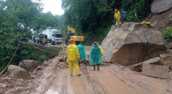 Durante toda esta semana, funcionarios de Invías han estado trabajando para destruir la gran roca que cayó a un lado de la vía por las fuertes lluvias. 