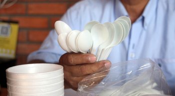 El uso de materias primas biodegradables en los productos de un solo uso puede triplicar su costo./ Foto Carlos Eduardo Ramírez-La Opinión