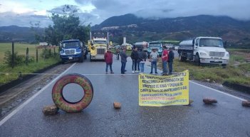 Los transportes minoritarios de combustibles mantienen bloqueada la carretera Ocaña-Cúcuta en señal de protesta./Foto: Foto cortesía