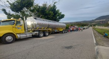 De manera intermitente los minoritarios de combustibles bloquearon la carretera Ocaña-Cúcuta. Se resisten a abastecer en el Área Metropolitana de Cúcuta./ Foto: Cortesía.