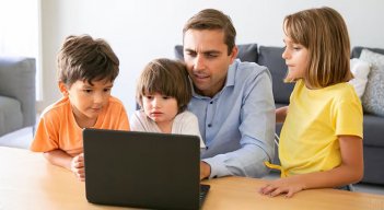 Padre e hijos con pantallas 